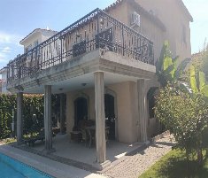 Alaçatı Çamlıkyol Paralelinde Sezonluk Kiralık Havuzlu Villa