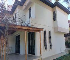 Çeşme Boyalık Mevkiinde Plaja Yakın Sezonluk Villalar